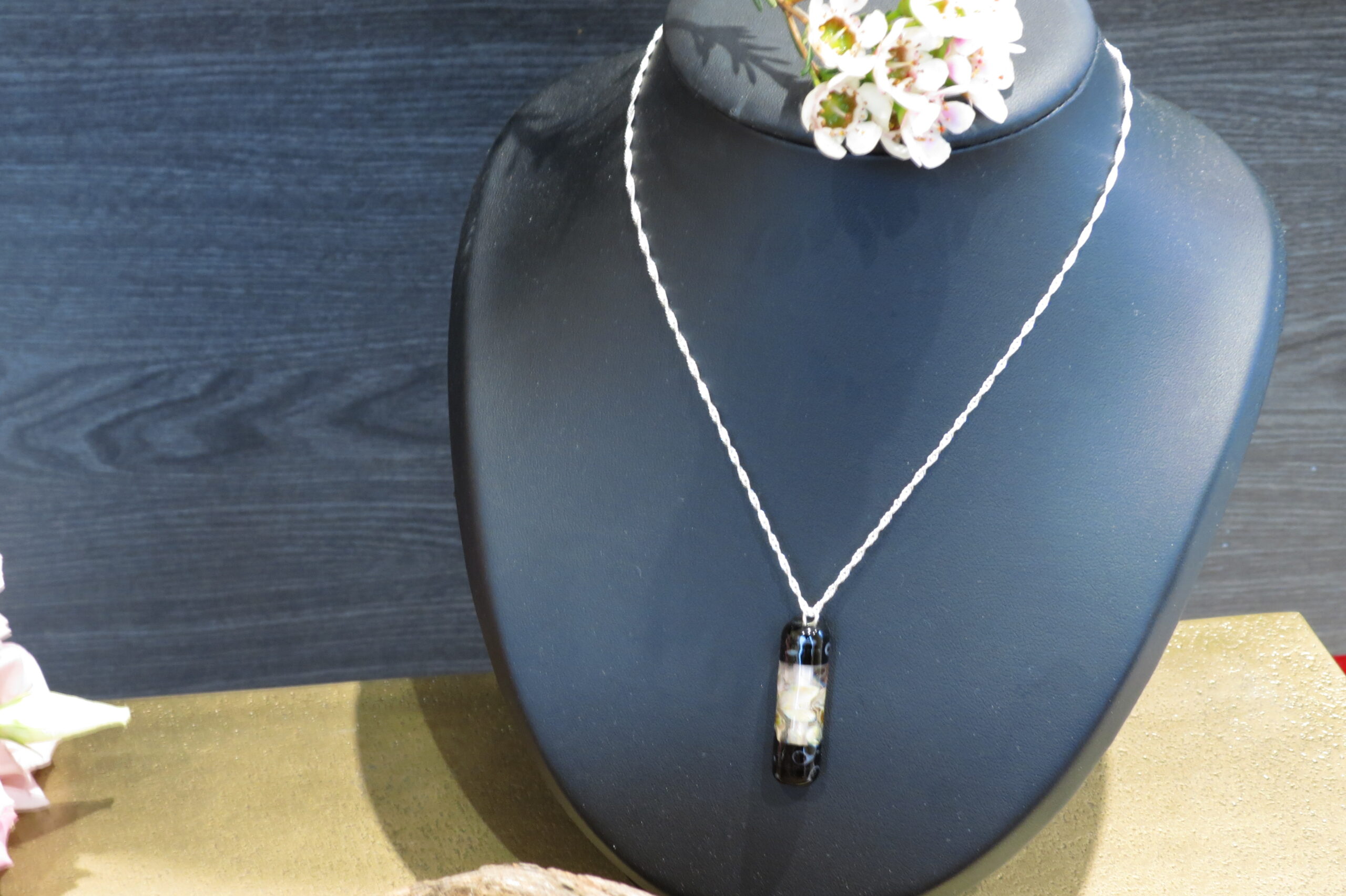 Collier cartouche rose en verre de Murano