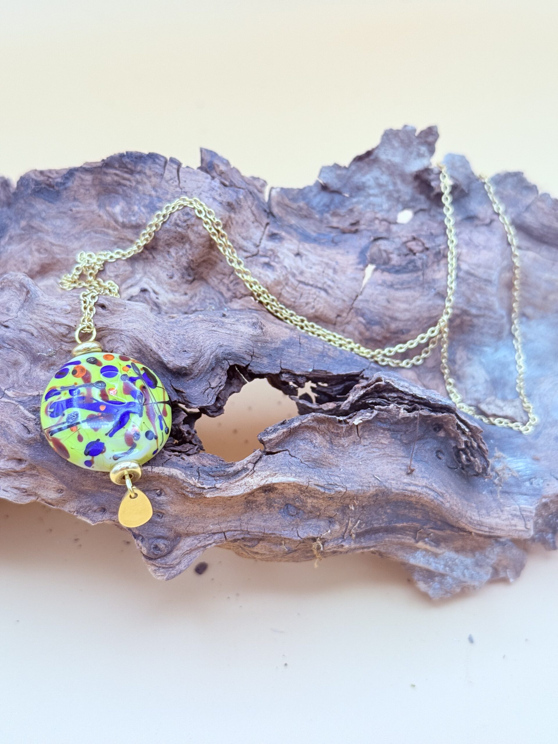 Collier pistache d'inspiration Pollock avec motifs rouge et bleu