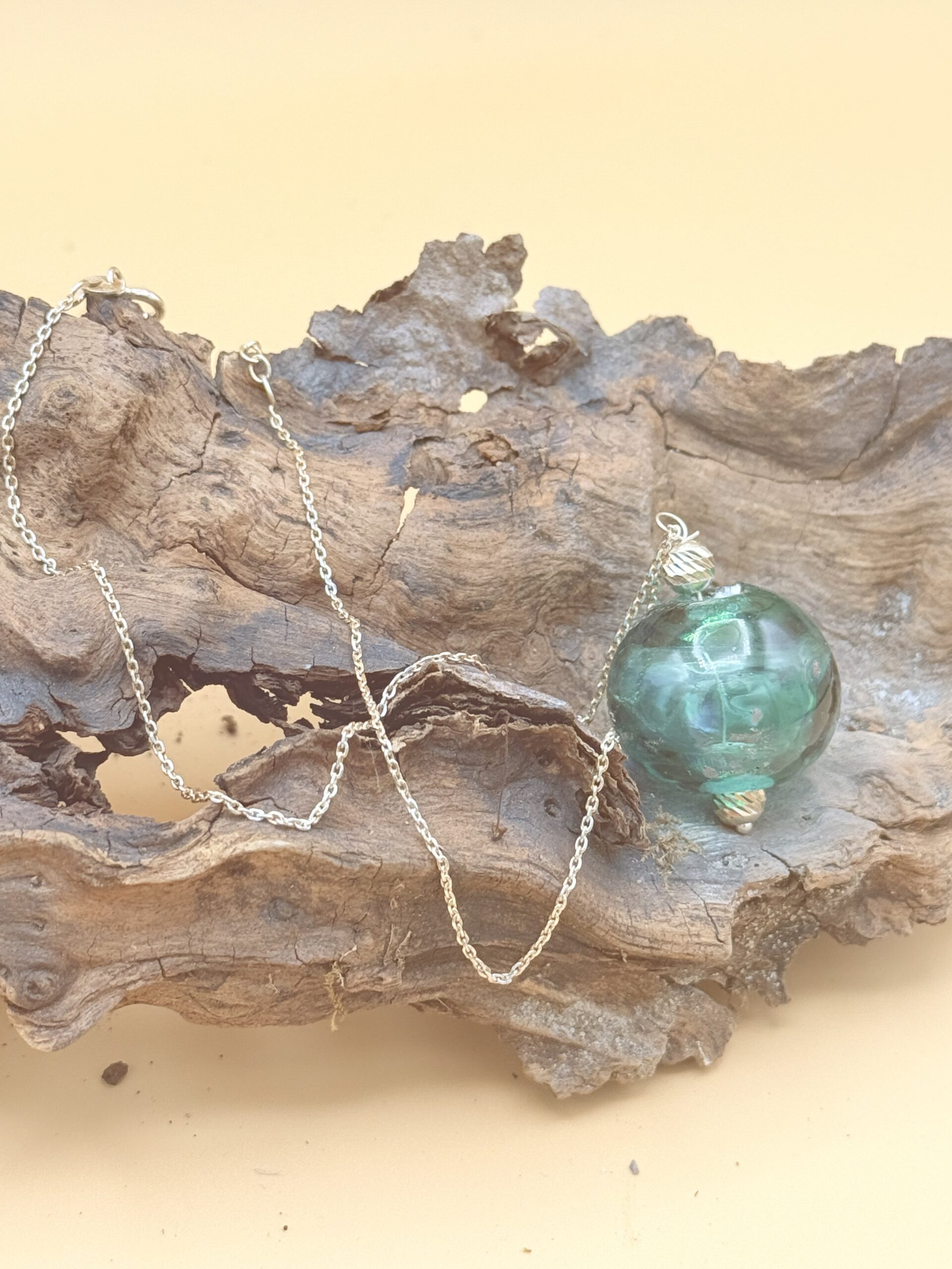 Collier avec perle de verre de Murano, inclusion d'aventurine et décor lapis