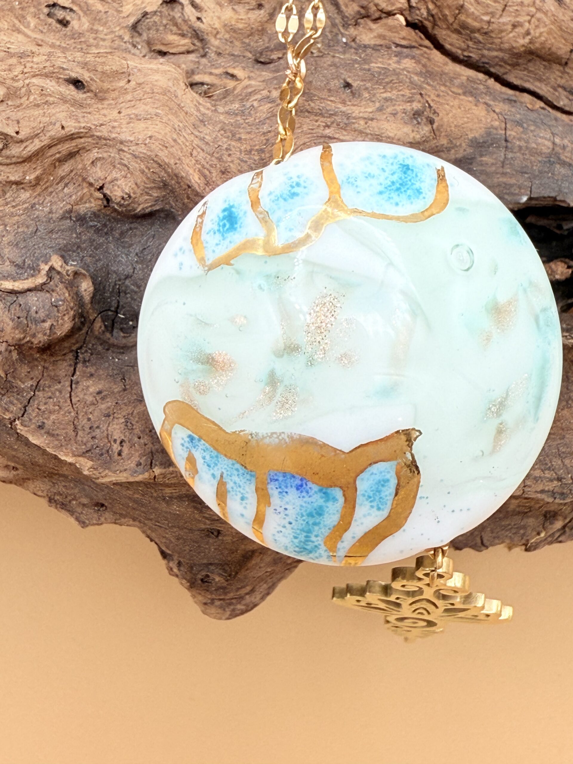 perle médaillon blanche en verre de Murano décorée avec feuille d'or et or liquide , nuances de bleu vert pâle