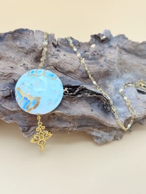 Collier sautoir médaillon blanc nuances de bleu vert clair, décoré à l'or fin en verre de Murano