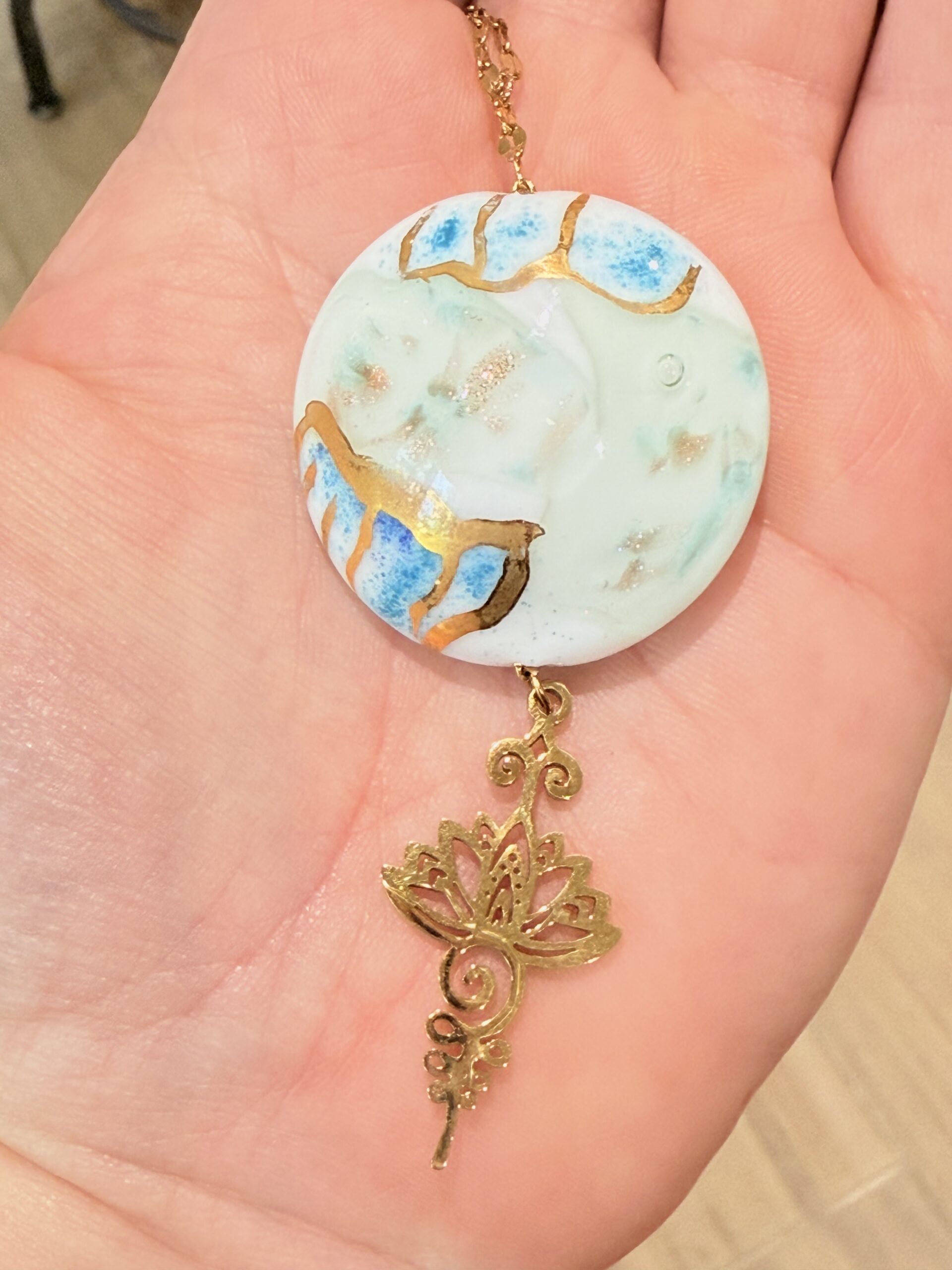 Perle médaillon en verre de Murano, décorée à l'or fin, avec pendentif filigrane
