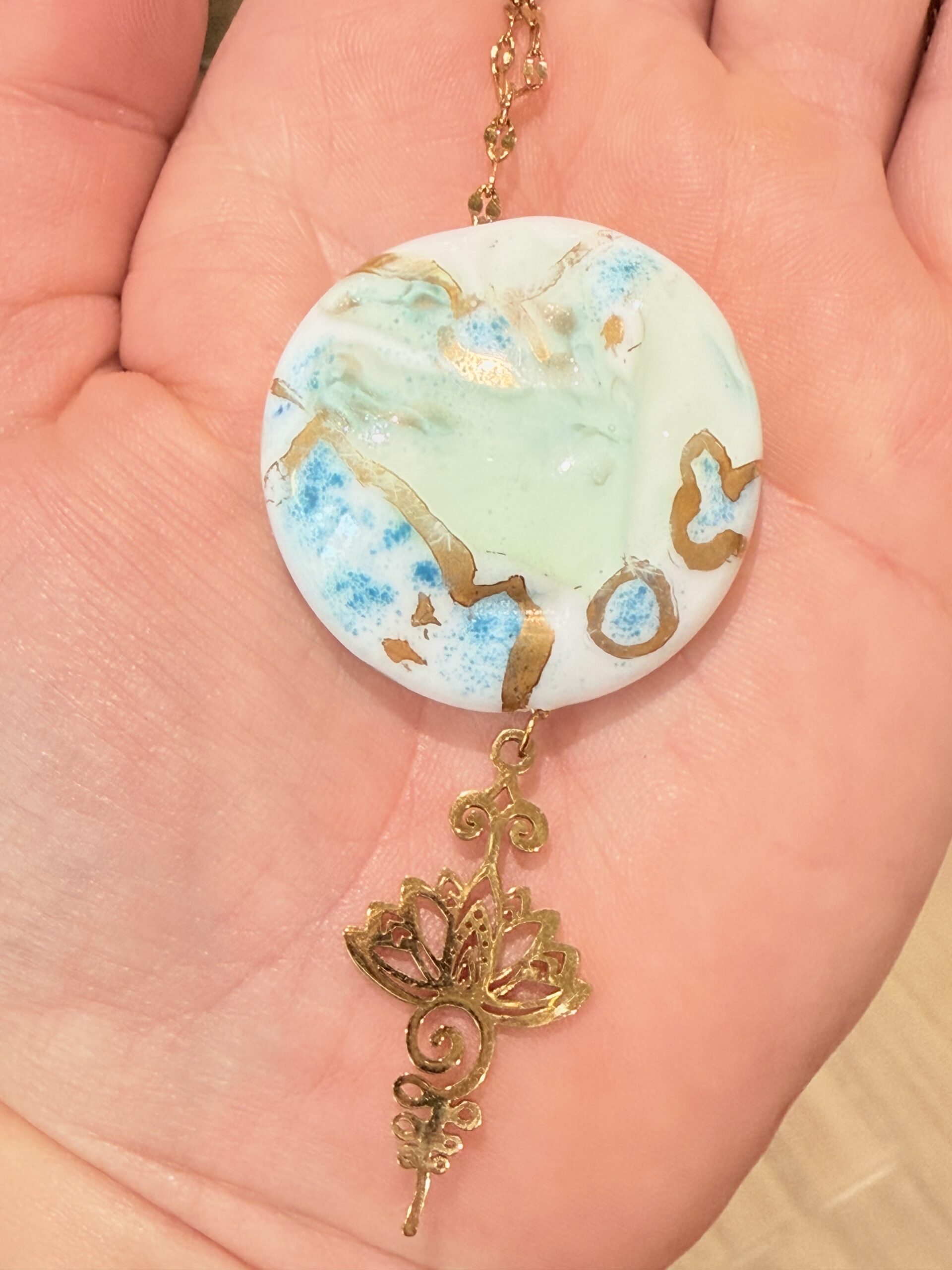 Pendentif réversible, en verre de Murano, décoré à l'or fin, nuances de bleu vert clair