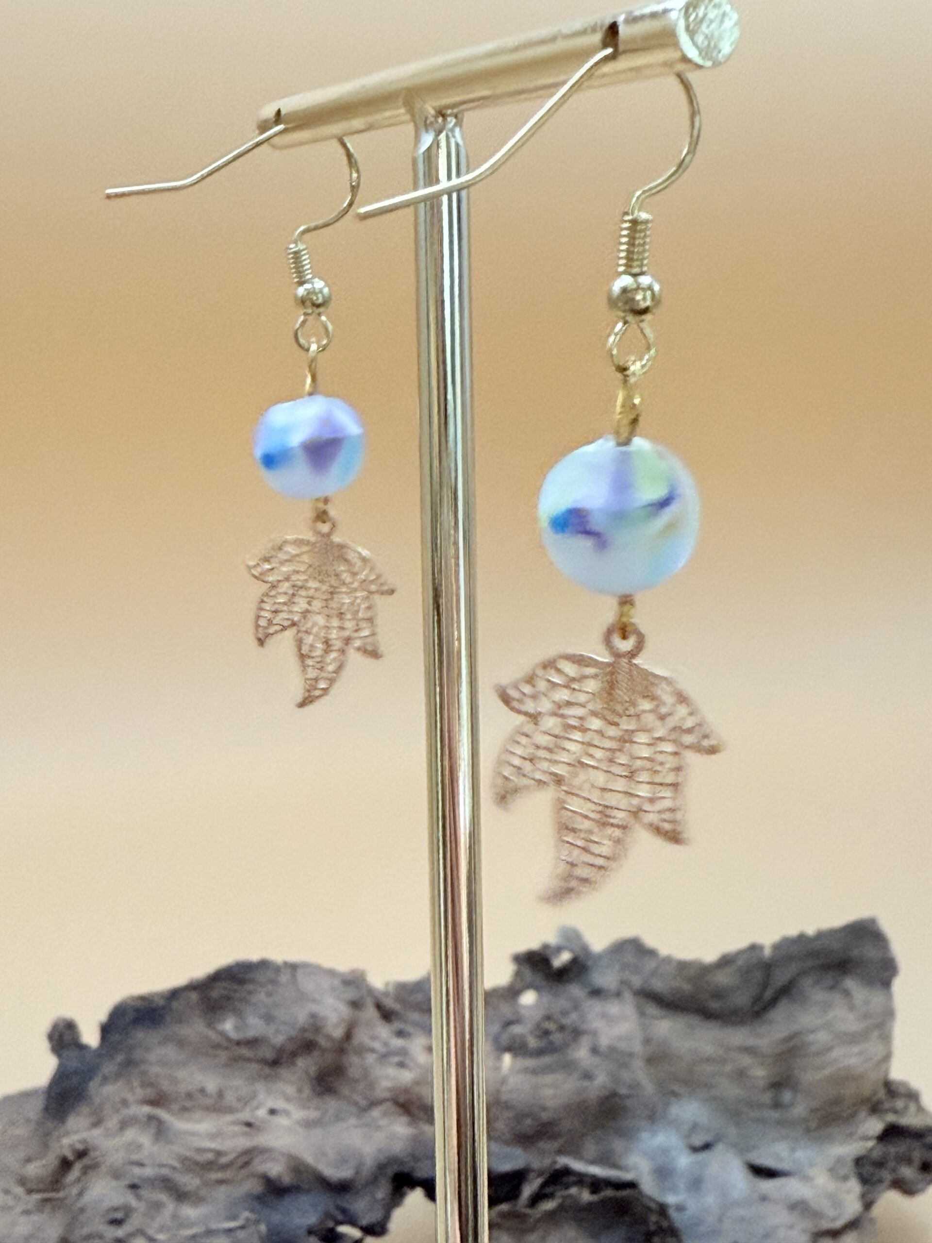 Boucles d'oreilles blanches en verre de Murano, avec décoration bleu violet vert, dévitrifiées