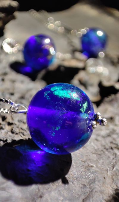 Collier bleu électrique feuille d'or en verre de Murano